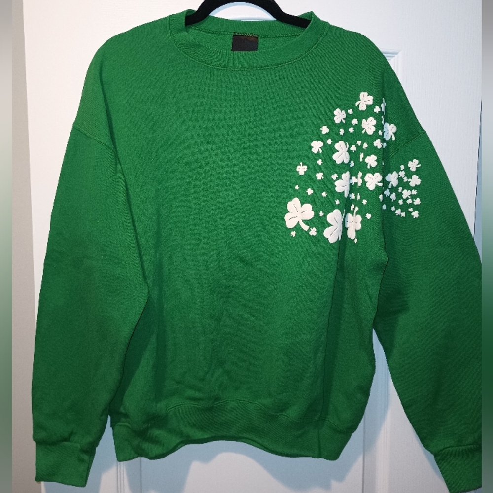 Vintage 90s green & white shamrock sweatshirt ☘️